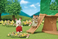 Set di gioco Epoch 5318 Sylvanian Families Casa albero con dettagli di case e ambientazioni naturali per bambini.
