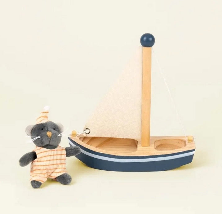 Peluche Mini Malo il gatto con barca di Egmont Toys, morbido e colorato, ideale per i bambini, in dettaglio in immagine.