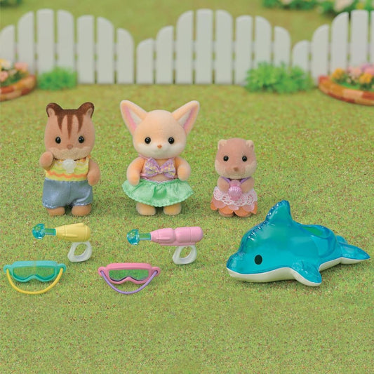 Set da gioco Epoch Sylvanian Families Amici dell'asilo con trio di personaggi in piscina, scena colorata e dettagliata.