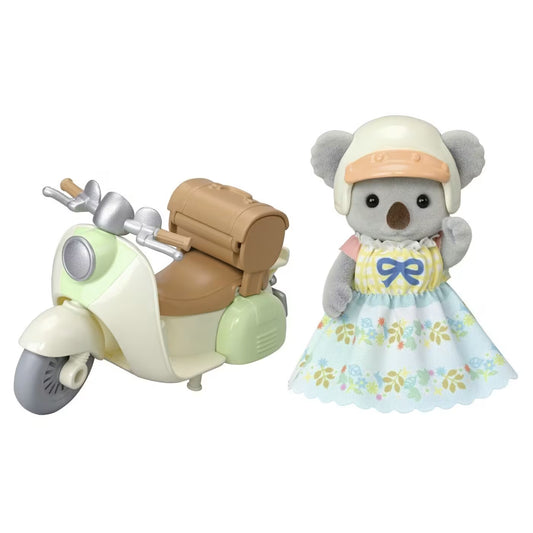 Mamma Koala Sylvanian Families di Epoch su scooter, set di giocattoli con figura di mamma koala e scooter in dettaglio colorato