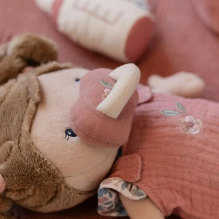 Bambola in tessuto rosa Little Dutch per neonati, con dettagli morbidi e dolci, ideale come primo giocattolo per i più piccoli