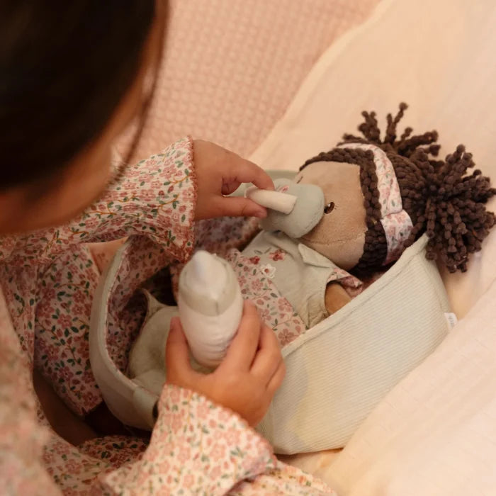 Bambola in tessuto Evi Little Dutch per neonato, morbida e soffice con dettagli realistici, perfetta per i più piccoli.