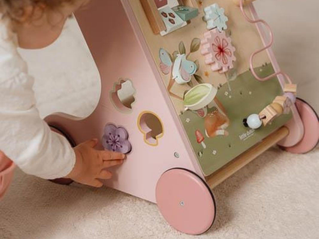 Girello multiattività Little Dutch Fairy Garden per primi passi con manici e giochi colorati, in plastica robusta e sicura.