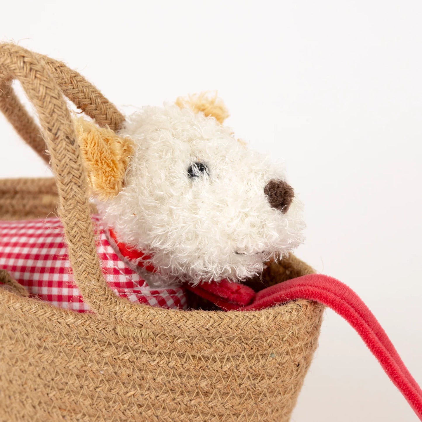 Peluche Eliot con bastone di Egmont Toys, morbido e colorato, posato in un cestino, ideale come giocattolo per bambini.