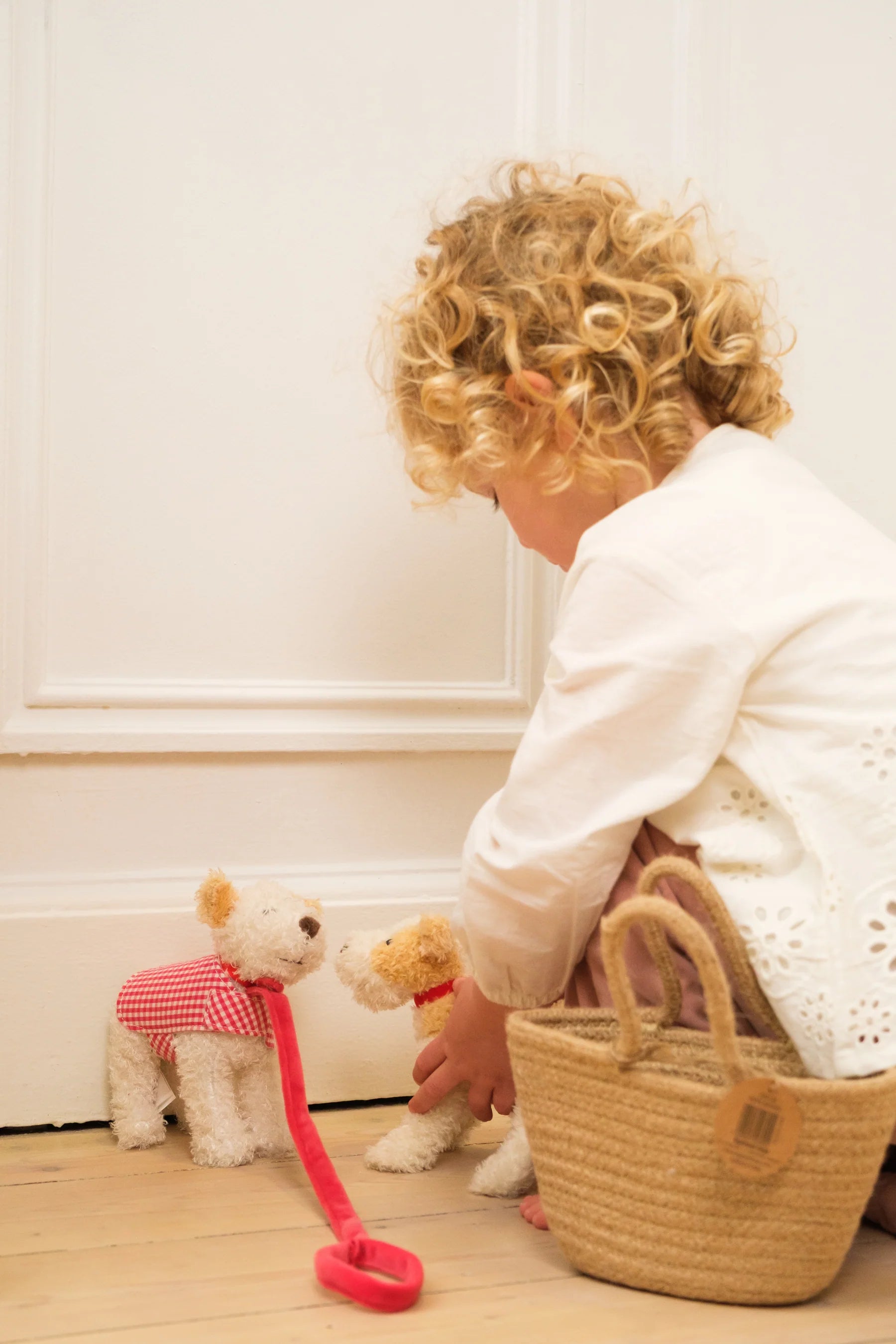 Peluche Eliot cane di Egmont Toys nel cestino, morbido e colorato, ideale come giocattolo per bambini