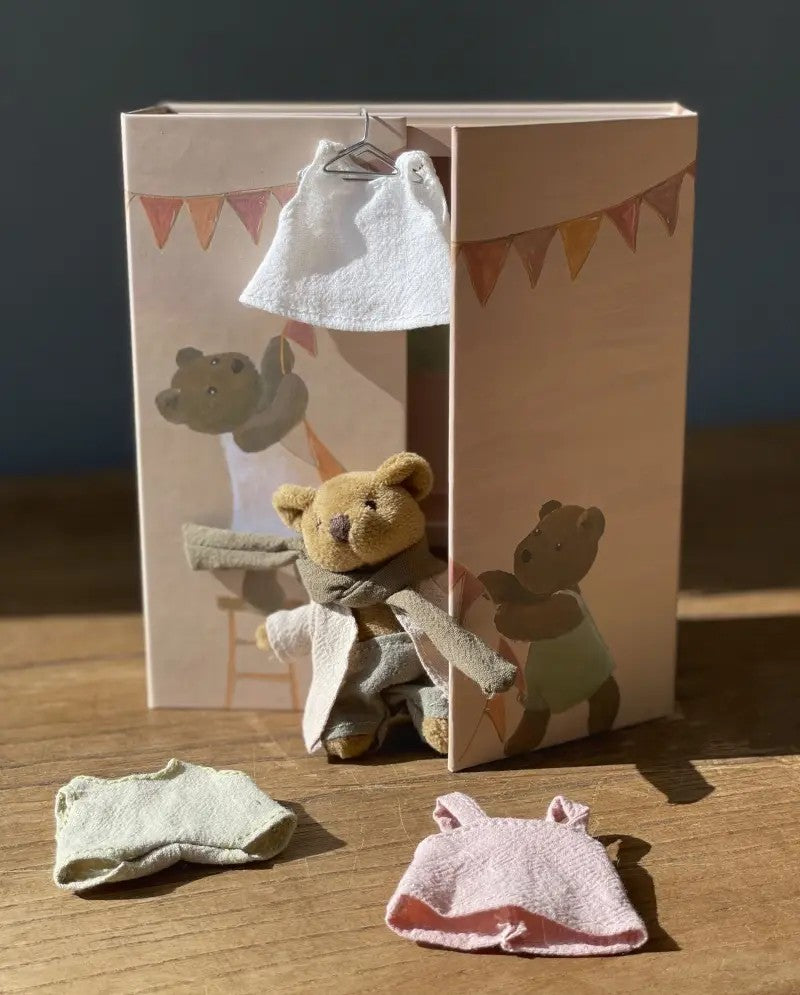 Armadio dell'orsetto di Egmont Toys, casa delle bambole in stile casetta per giochi dei bambini, con dettagli decorativi.