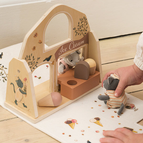 Casa delle bambole Egmont Toys-Gelateria di Agata, con dettagli colorati e arredamento per giochi di ruolo e fantasia.