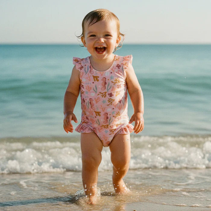 Costume da bagno Little Dutch Ocean Dreams rosa per neonato 3-6 mesi, con volant e maniche corte, in tessuto leggero e colorato.