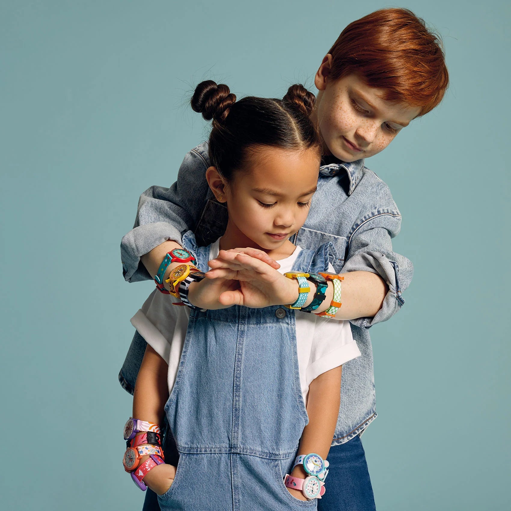 Orologio digitale Djeco Ticlock a forma di serpente blu con schermo digitale e dettagli colorati, ideale per bambini.