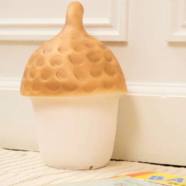 Luce notturna Egmont Toys Ghianda colore mattone con design a forma di ghianda, ideale per ambienti bambini.