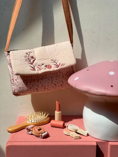 Borsa beauty Egmont Toys con accessori in legno, design marienkäfer, con kit di trucco e styling per bambini.