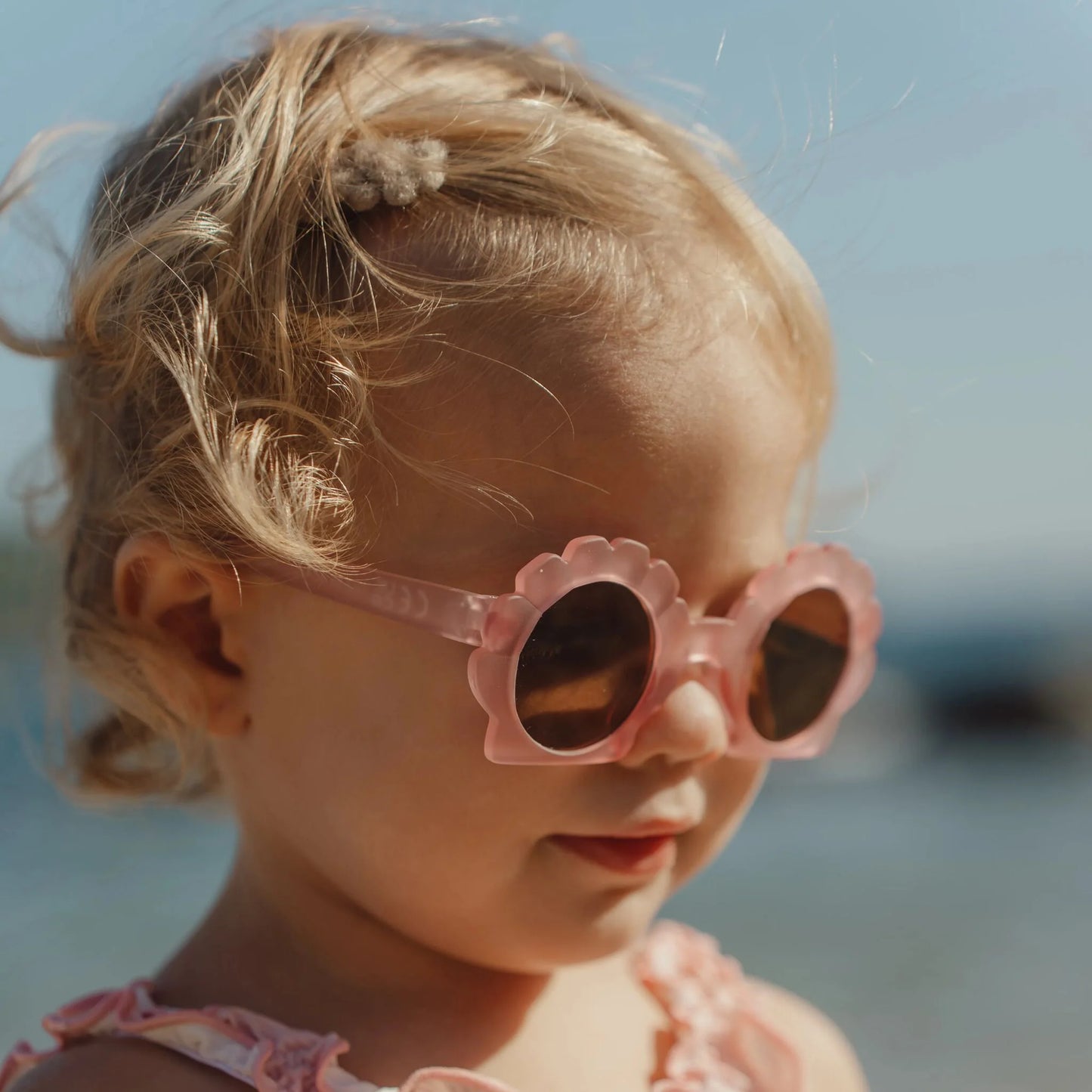 Occhiali da sole Little Dutch Shell Mermaid per bambini di 2-4 anni, design colorato a forma di conchiglia e sirena.