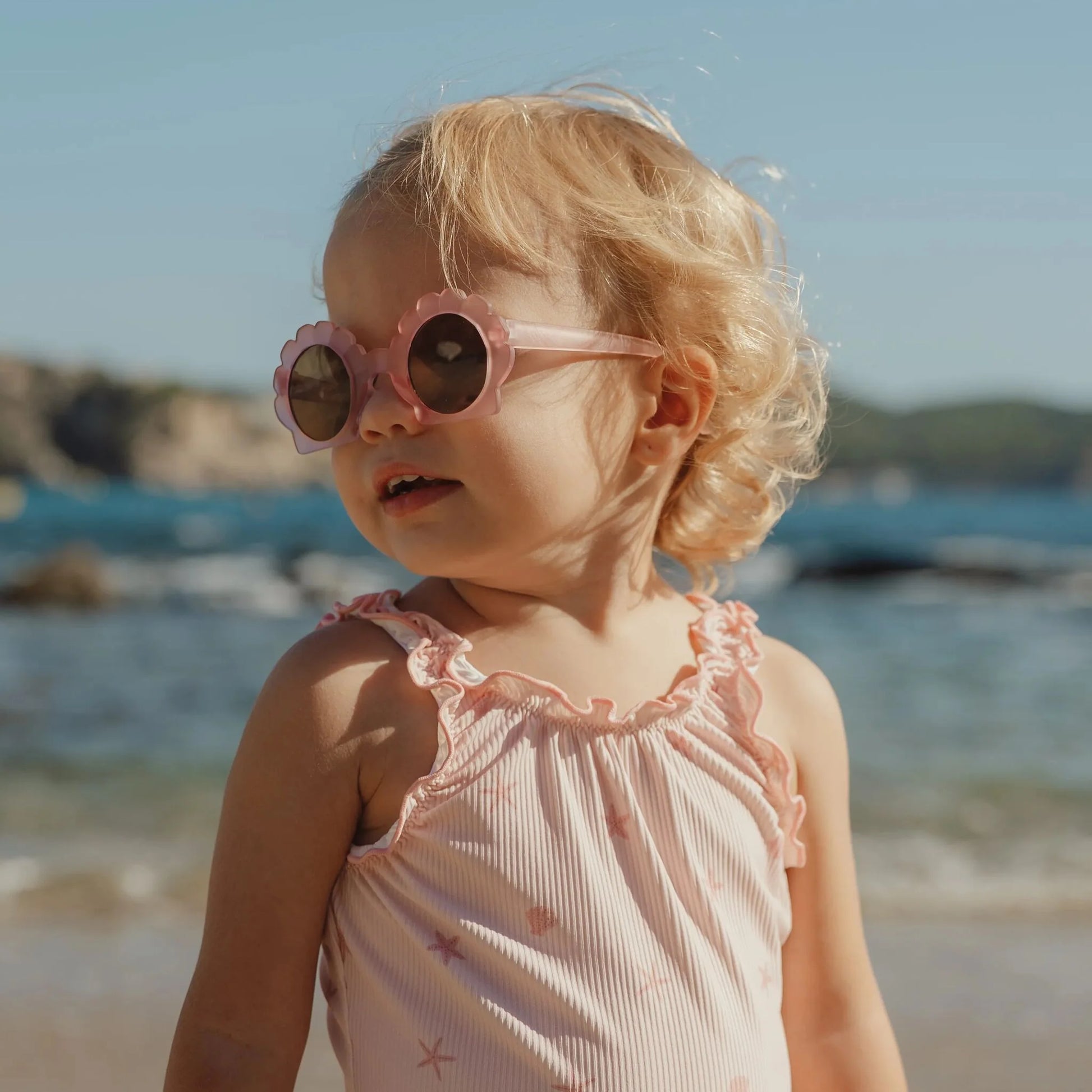 Occhiali da sole Little Dutch Shell Mermaid per bambine di 2-4 anni, con montatura colorata e design a conchiglia.
