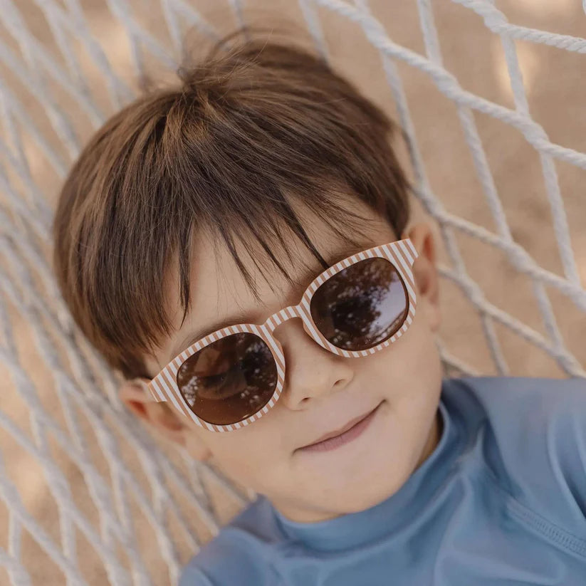 Occhiali da sole Little Dutch con montatura marrone a righe, stile lifestyle, protezione solare per bambini.