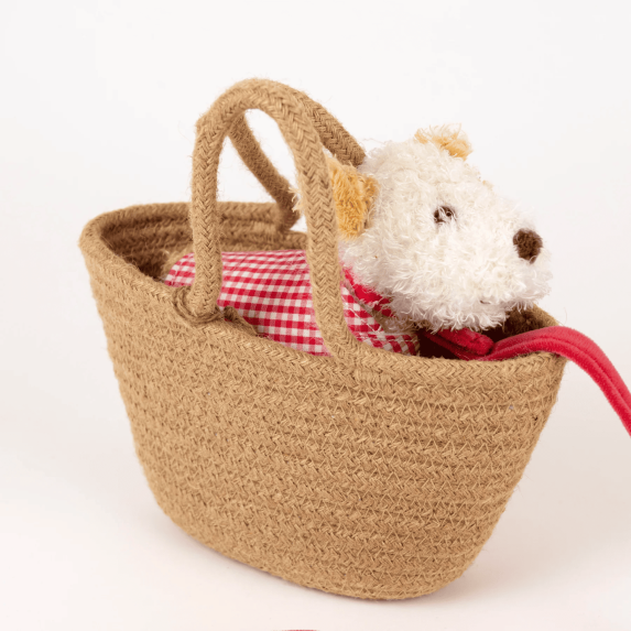 Peluche Eliot di Egmont Toys con bastone, posata in un cestino, morbido e adorabile per bambini.