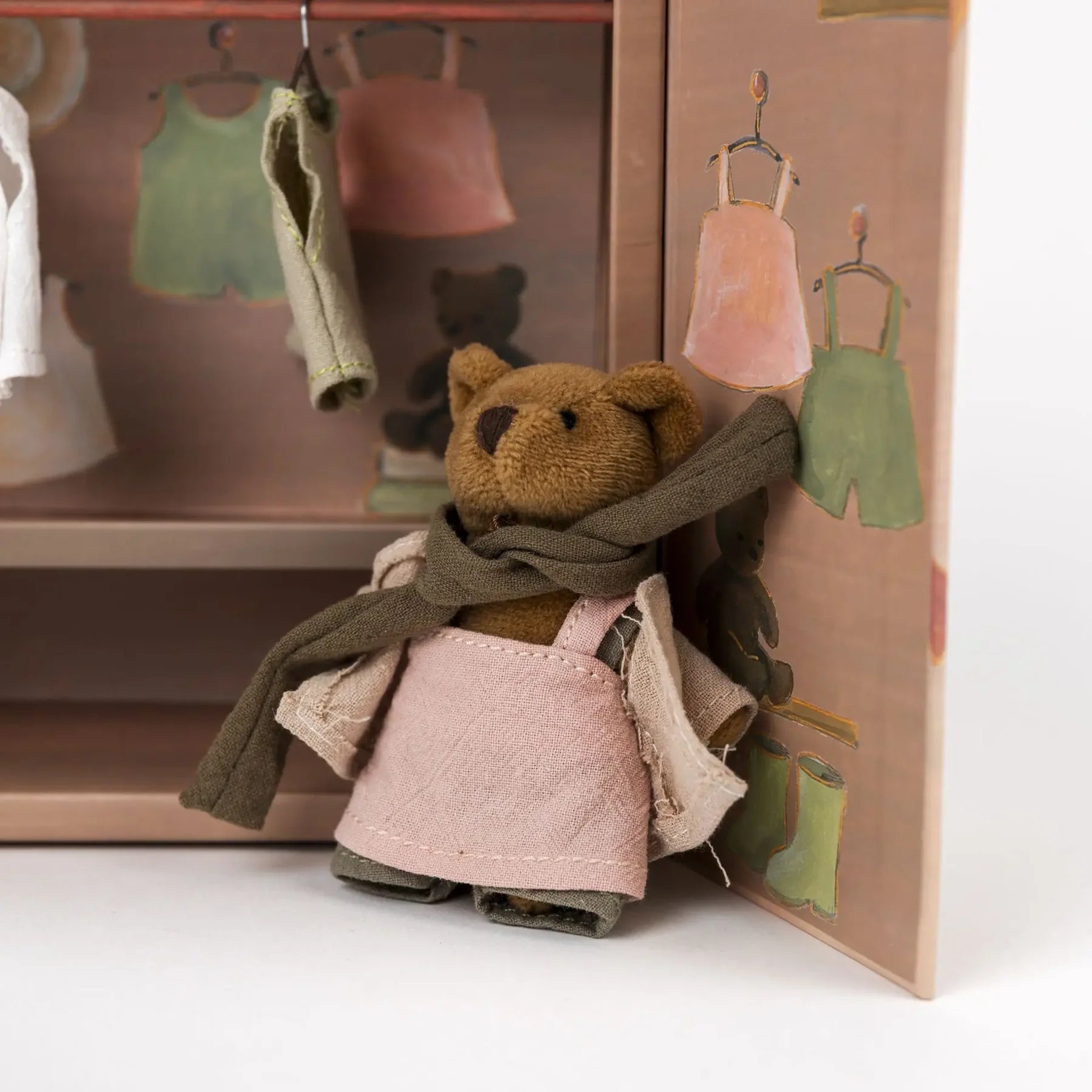 Armadio dell'orsetto per casa delle bambole Egmont Toys, dettagliato con ante e maniglie, ideale per giochi di bambole.