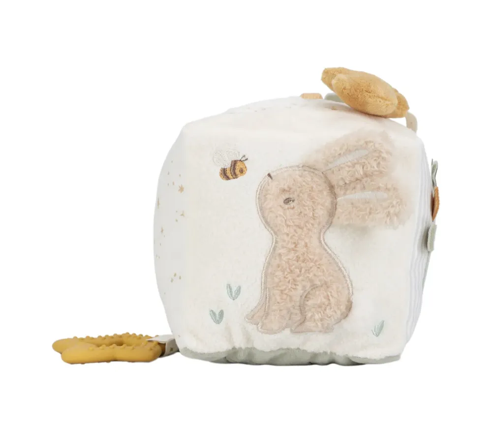 Cubo attività morbido per neonati Little Dutch Forest Friends, con colori naturali e dettagli per stimolare i neonati.