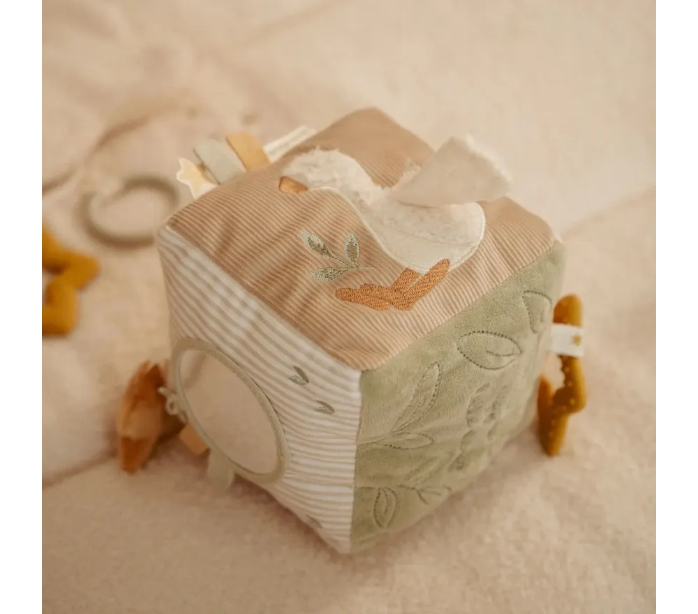 Cubo attività morbido per neonati Little Dutch Forest Friends, con colori naturali e dettagli tattili per stimolare i neonati.