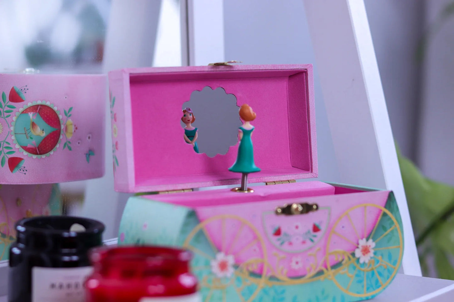 Djeco Little Big room Carillon Portagioie Giro in Carrozza - Emotions Toy