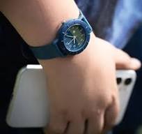 Orologio al quarzo Djeco Ticlock Eroe dello stadio con design colorato e dettagli sportivi, mostrato sul quadrante.