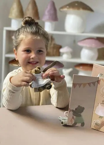 Armadio in legno Egmont Toys con orsetto giocattolo, casa delle bambole per bambini, dettagli colorati e finiture accurate.