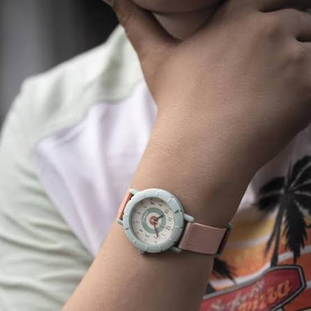 Orologio al quarzo Djeco Ticlock Bersaglio Rosa con cinturino rosa e design colorato, visibile sul quadrante.