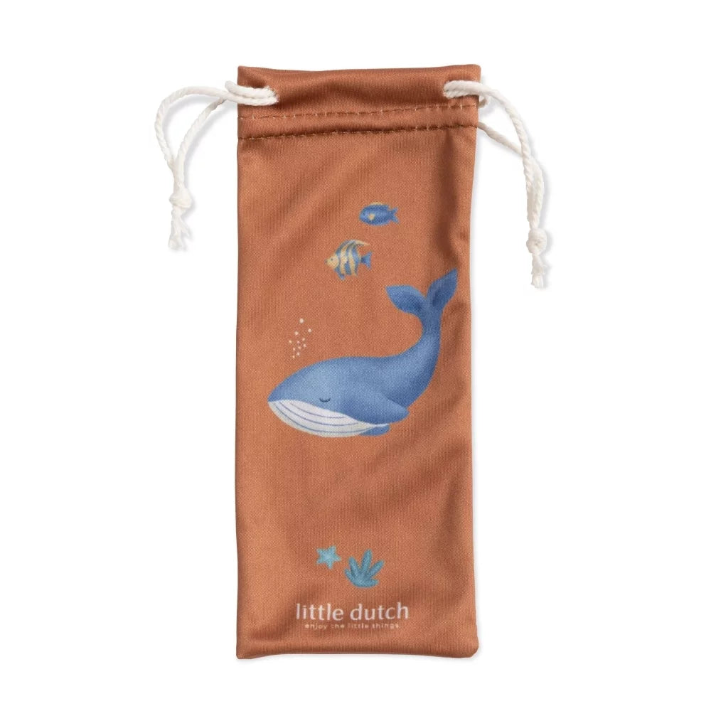 Occhiali da sole Little Dutch Ocean Green con lenti verdi e montatura robusta, ideali per proteggere gli occhi del bambino dal sole