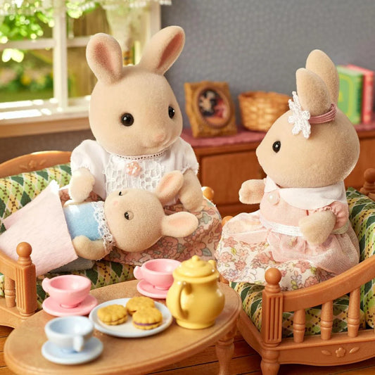Set gioco Epoch 5706 Famiglia Coniglio Latte delle Sylvanian Families, scena con coniglietti e accessori giocattolo.