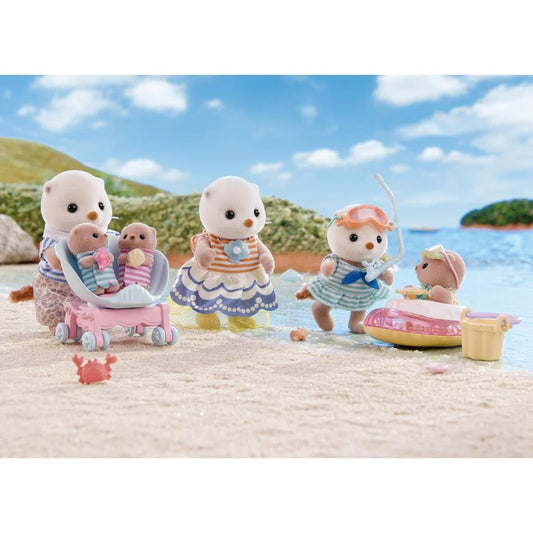Set di gioco Epoch Sylvanian Families famiglia lontra marina con personaggi e accessori, dettagli realistici e colorati.