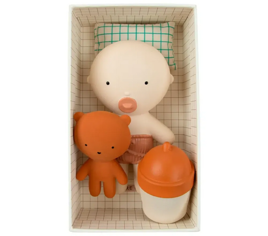 Bambola in gomma WE ARE GOMMU Pocket Baby Coco da 10 cm, con dettagli realistici e morbidi, perfetta per bambini e collezionisti.